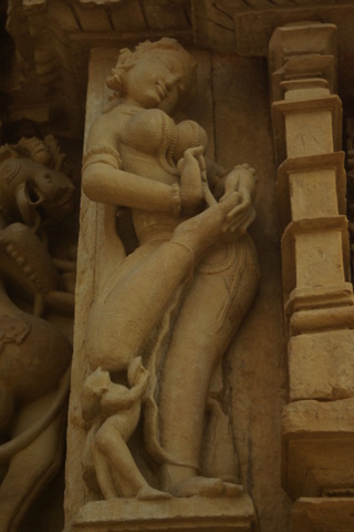 sculpture of woman pulling thorn from her foot