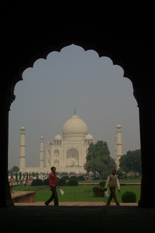image of Taj Mahal at mid-day